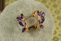 Сережки Xuping Jewelry Візаві з фіолетовим каменем 1,7 см золотисті