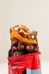 Набір шоу-бокс шоколадних батончиків Salted Almond 40 г х 10 шт. - мініатюра 4