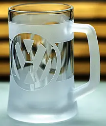 Пивний кухоль Volkswagen Фольксваген 660 мл з гравіюванням Подарунок автолюбителю  Келих з логотипом авто та легендарний слоган - мініатюра 8