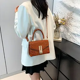 Жіноче кросбоді із золотистою фурнітурою Lilly P2-1801C коричнева - мініатюра 1