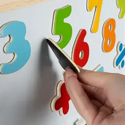 Магнітна дошка 4в1 для крейди, для розвитку та творчості дитини з набором цифр 40х40 см. 25571 - мініатюра 3