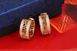 Сережки Xuping Jewelry з грецьким візерунком по краях доріжки з камінців 1.8 см золотисті - мініатюра 3