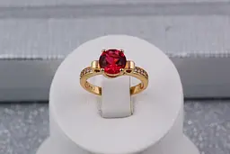 Кільце Xuping Jewelry з малиновим каменем 8 мм р 18 золотисте