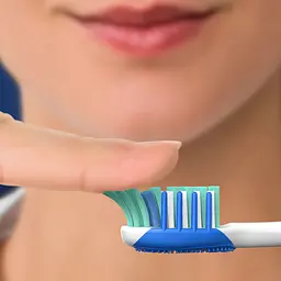 Зубна щітка Oral-B 3D White Fresh середня бірюзовий 2 шт.  - мініатюра 2