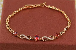 Браслет Xuping Jewelry вісімки з трьома круглими червоними каменями по центру 19 см 8 мм золотистий