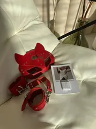 Маска жіноча BDSM шкіряна Кішка з металевими заклепками на еластичному ремінці червона S/M/L - мініатюра 3