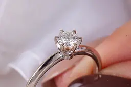 Каблучка з білого золота з діамантом 20.5 K-0270 - мініатюра 2