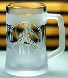 Пивний кухоль Mercedes-Benz 660 мл з гравіюванням Подарунок автолюбителю  Келих з логотипом авто Мерседес та легендарний слоган - мініатюра 8