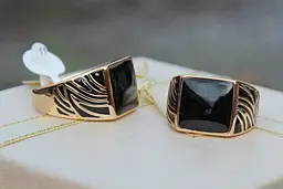Печатка Xuping Jewelry квадратна з чорним покриттям р 19 золотиста - мініатюра 2