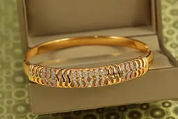 Браслет бенгл Xuping Jewelry Сяючі хвилі 60 мм на руку від 17 до 19 см золотистий - мініатюра 2