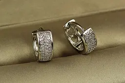 Сережки кільця Xuping Jewelry широкі з камінцями з боків бортики 1.3 см сріблясті - мініатюра 2