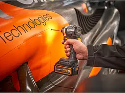 DeWALT Шурупокрут-дриль ударний аккумуляторний DeWALT McLaren F1 TEAM LIMITED EDITION 18В 2х5А·рік 205Нм 1000-2800-3250об/хв кейс ЗП 1.0кг - мініатюра 7