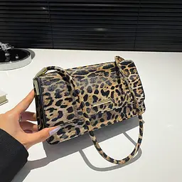 Кросбоді з клапаном з еко-шкіри Lilly P2-8208LB коричнева
