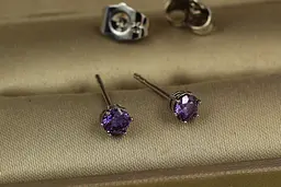 Сережки гвоздики Xuping Jewelry фіолетові камінці на шість кріплень 4 мм сріблясті