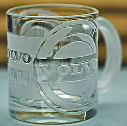 Скляна чашка Volvo 320мл з гравіюваннямж Подарунок автолюбителю кружка для чаю та кави з лого авто Вольво та легендарний слоган - мініатюра 6