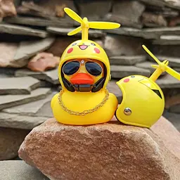 Іграшка в авто качечка Red Broken Duck, з окулярами, шоломом Пікачу, з підсвічуванням і пропелером - мініатюра 3