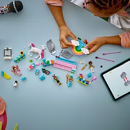 Конструктор LEGO Friends Костюмована вечірка з єдинорогом і феєю 261 деталь (42661) - мініатюра 11