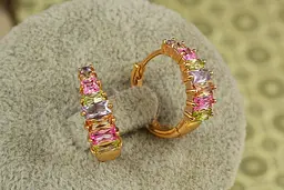 Сережки Xuping Jewelry піраміда з різнокольровими каменями 1,7 см золотисті - мініатюра 2