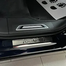 Накладки на пороги для Volkswagen Touareg III 2018- Нержавіюча сталь із загином та Логотипом 4 шт (Premium P-VW50) - мініатюра 3
