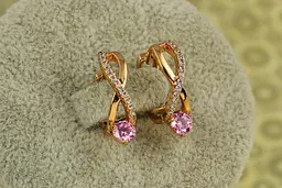 Серьги Xuping Jewelry бесконечность с розовым камнем 1,6 см золотистые - миниатюра 3