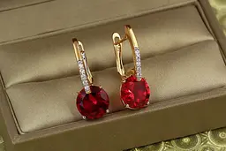 Сережки Xuping Jewelry Стрілка з родієм із великим малиновим каменем 2,7 см золотисті