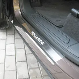 Накладки на пороги для Volkswagen Touareg II 2010-2018 Нержавіюча сталь із загином та Логотипом 4 шт (Premium P-VW31) - мініатюра 2