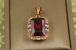 Кулон Xuping Jewelry прямокутник з червоним каменем в обідку із крупних фіанітов 2 см золотистий