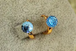 Сережки дитячі Xuping Jewelry Сваровські хамелеон багатогранність із блакитними каменями 1 см золотисті