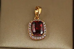 Кулон Xuping Jewelry малинка з прямокутним червоним каменем 1.4 см золотистий
