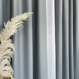 Матові атласні блекаут штори сірого кольору 2шт. 150х270 з білим шифоновим тюлем 400х270, на тасьмі ALBO pbe0052598 - мініатюра 9