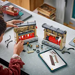 Конструктор LEGO Harry Potter Бук нук: Гоґвортський експрес 832 деталі (76450) - мініатюра 10