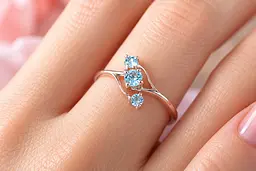 Жіноча золота каблучка Jewellery Continent з трьома блакитними топазами 18.5 (К-0925) - мініатюра 4