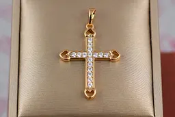 Хрестик Xuping Jewelry з камінням і сердечками з боків 3 см золотистий