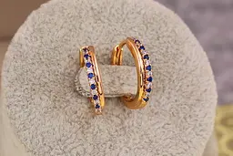Сережки кільця Xuping Jewelry доріжка із синіх і білих з камінців 1,7 см золотисті