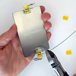 Металеві пластини Btcwallet White Plate with Seals для зберігання сід-фрази, 2 шт + 2 пломби + гравірувальна ручка - мініатюра 9
