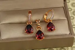 Набір Xuping Jewelry сережки і кулон з червоною зйомною краплею золотистий