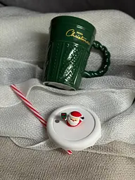 Чашка новорічна Olens 102-1061-1 Різдвяний світер кераміка з кришкою і трубочкою 380 мл Зеленая - мініатюра 4