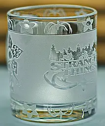 Скляна чашка 320 мл Stranger Things Дивні дива з гравіюванням Подарунок фанату серіалу Кружка з логотипом векна демогорган - мініатюра 2