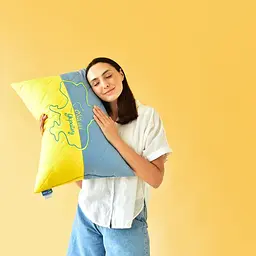 Подушка декоративна Ideia Обійми Україну 45х65 см блакитна з жовтим (8-35259) - мініатюра 2
