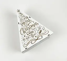 Коробочка новорічна біла у формі трикутника "Merry Christmas" з гравіюванням