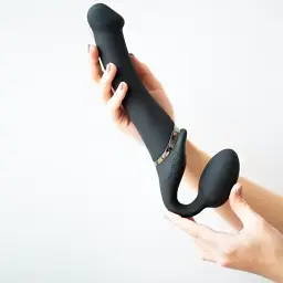 Безремневий страпон Strap-On-Me Vibrating Black M регульований з вібрацією та з пультом ДК діаметр 3.3 см - мініатюра 6