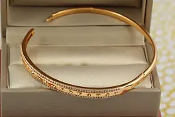 Браслет бенгл Xuping Jewelry зі сквозними серечками 60 мм 5 мм на руку від 16см до19 см золотистий - мініатюра 2