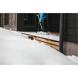 Скрепер для прибирання снігу Fiskars SnowXpert Snow Pusher (1062828) - мініатюра 7