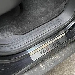 Накладки на пороги для Volkswagen Touareg I 2002-2010 Нержавіюча сталь із загином та Логотипом 4 шт (Premium P-VW30) - мініатюра 3