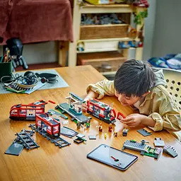 Конструктор LEGO City Трамвай і вокзал у центрі міста 811 деталей (60423) - мініатюра 5