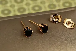 Сережки гвоздики Xuping Jewelry чорний фіаніт на шість кріплень 5 мм золотисті