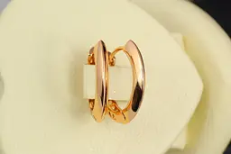 Сережки Xuping Jewelry дві половинки одна гладка друга з різьбленими сердечками 2.2 см золотисті