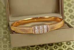 Браслет бенгл Xuping Jewelry Аріадна 60 мм на руку від 17 до 19 см золотистий