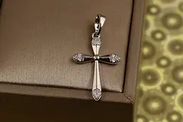 Хрестик Xuping Jewelry із закругленими краями з фіанітами 2,4 см сріблястий
