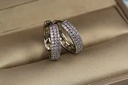 Сережки кільця Хuping Jewelry з камінням ззаду дірочки 1.6 см сріблясті